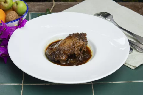 Pitu Caleya confitado en salsa (pollo de corral)