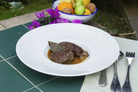 Carrilleras de cerdo ibérico con pimienta y laurel