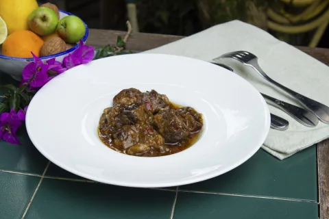 Carne gobernada de res en salsa (osobuco)