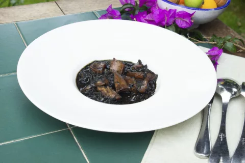 Calamares de potera en su tinta con arroz