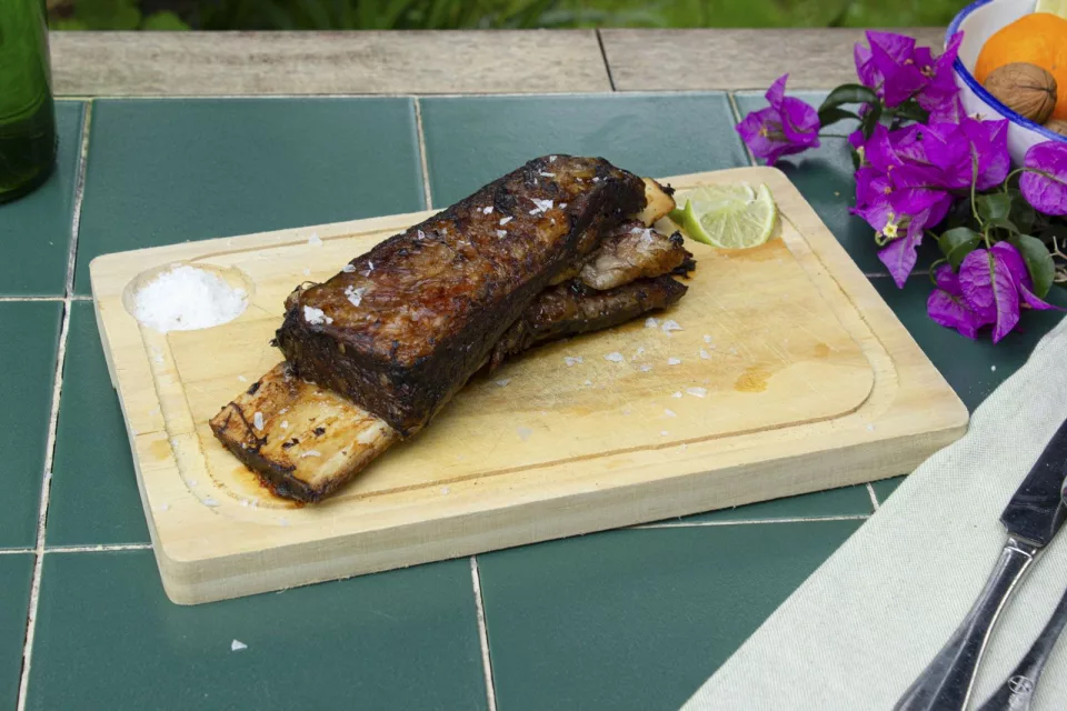 Asado de tira de vaca (costilla de vaca confitada)